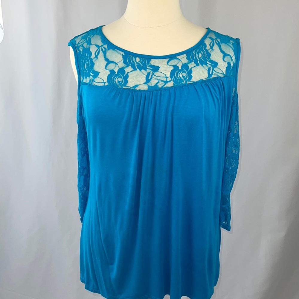 Kate & Mallory laced scoop- neck, laced cold shoulder sleeves, Hi Lo - XL